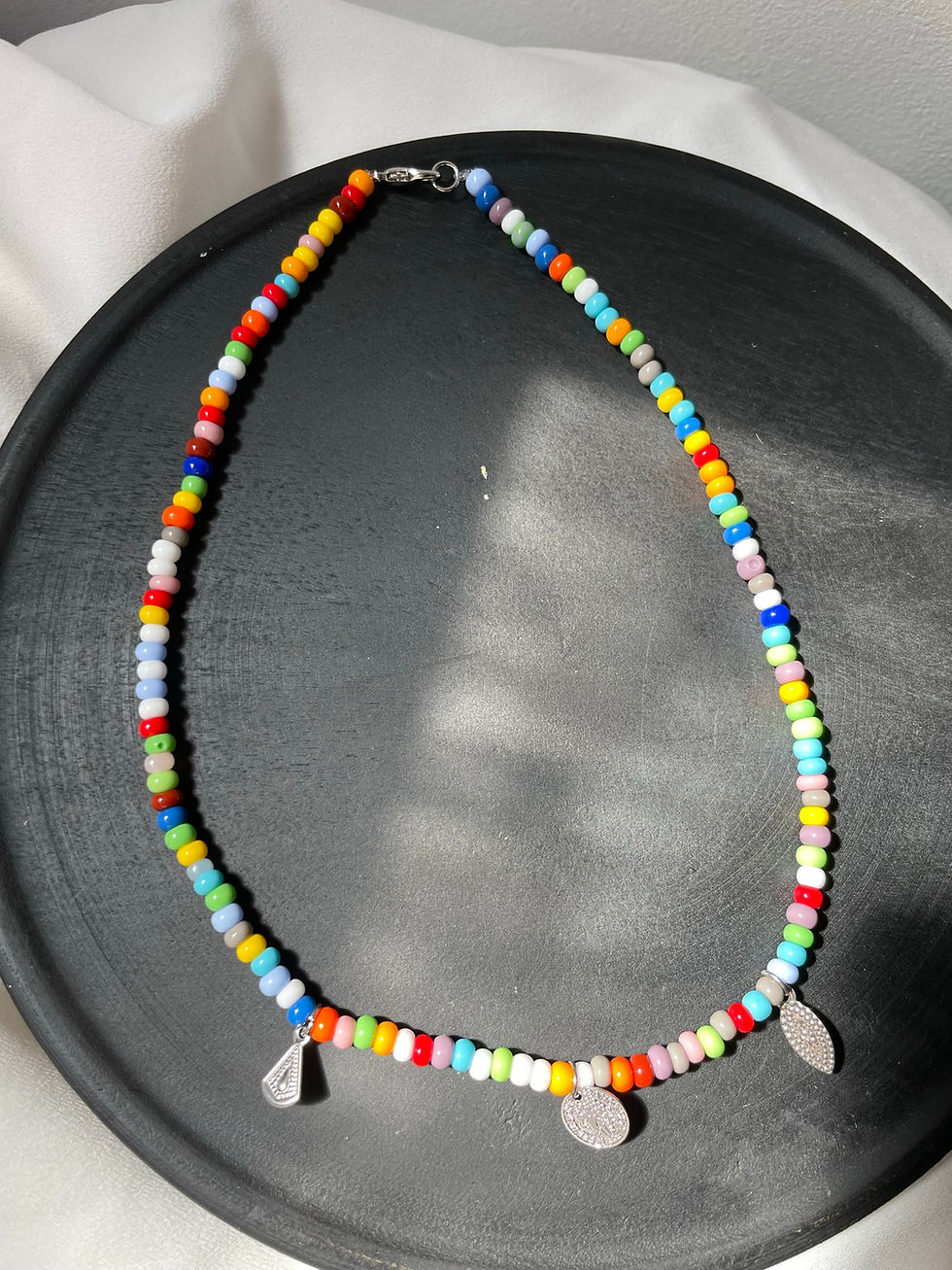 Thumbnail: Collier perles multicolore et breloques argentées
