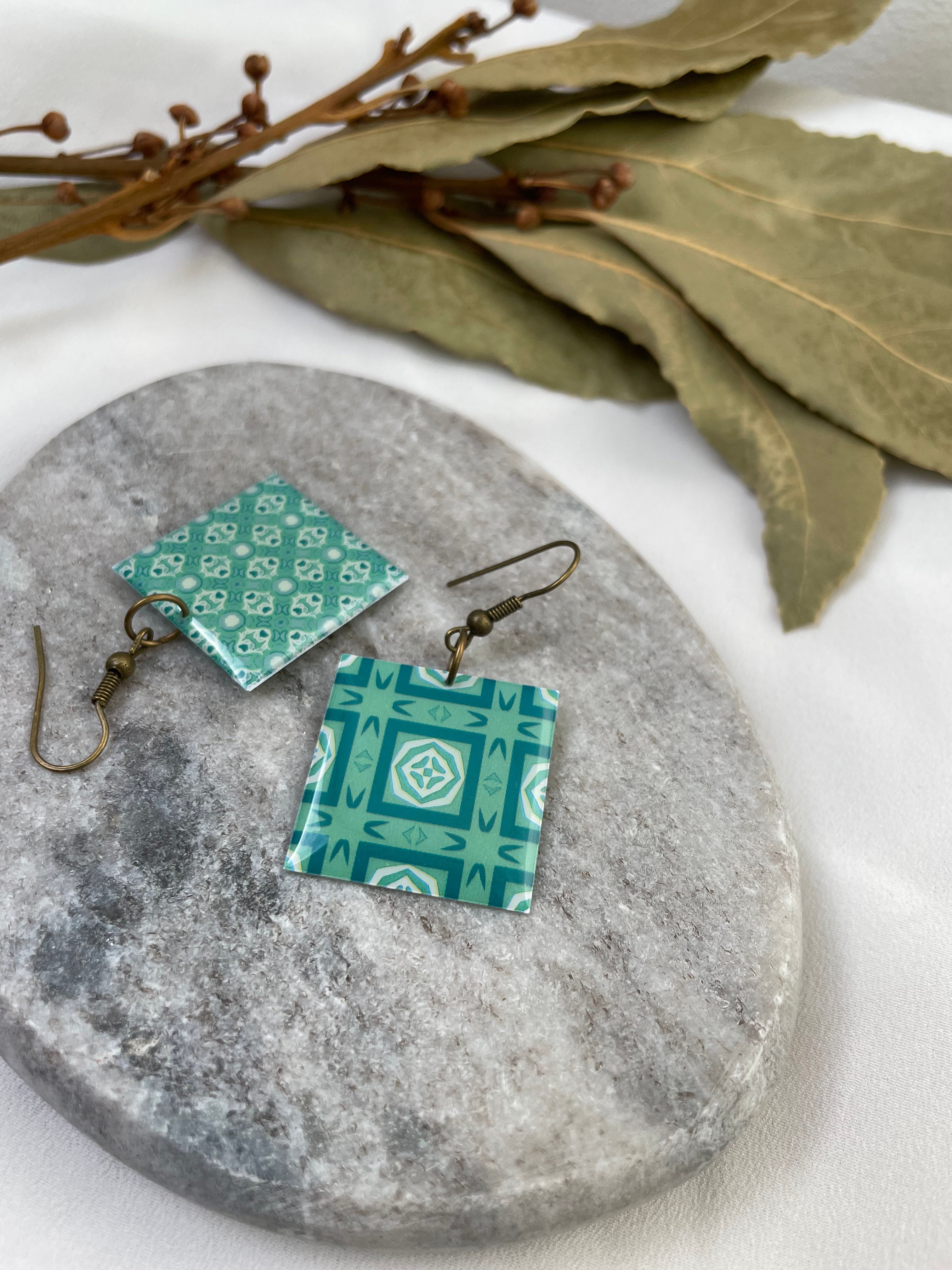 Paire de boucles d'oreilles uniques plastique type mosaique céramique