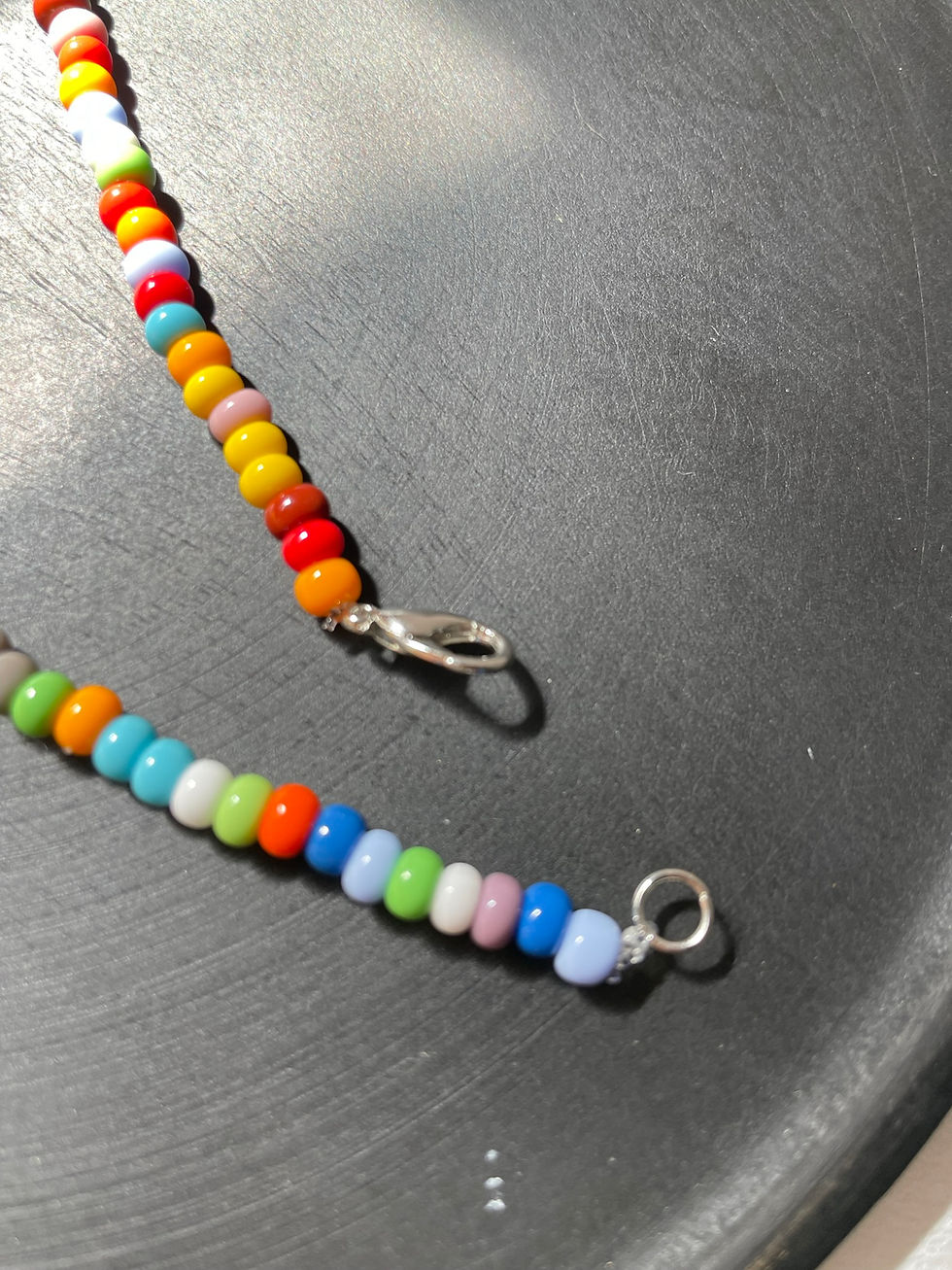 Thumbnail: Collier perles multicolore et breloques argentées