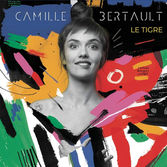 CAMILLE BERTAULT – « LE TIGRE »

FELINE POUR L’AUTRE
Dans ce troisième album, la jeune française ne s’appuie plus, comme dans le précédent, sur les incunables de glorieux aînés (de Bach à Gainsbourg en passant par Michel Legrand). Compositrice de tous les thèmes (à l’exception d’un emprunt au Prélude No. 4 en mi mineur de Frédéric Chopin, et d’une adaptation du « Dream Dream » de Jesse Harris), arrangeuse pertinente, et interprète culottée, elle signe ici une nouvelle production de la griffe du talent.
L’accordéoniste Daniel Mille ou le batteur Jeff Ballard jadis, Jacky Terrasson, les percussions de Minino Garay, ou le trompettiste et producteur Michael Leonhart aujourd’hui, ces prestigieux compères n’empêcheront pas (comme un passage sur les fonts baptismaux de la scène internationale grâce à un scat virtuose sur « Giant Steps » de Coltrane), de soigneusement éviter l’étiquette de chanteuse de jazz. Trop réductrice, la catégorie contraindrait à placer sous l’étouffoir une sensualité et une approche mutine, qui permet à la chanteuse de s’accaparer les soieries d’un electro racé, un funk dégingandé, de tendres ballades dénudées, ou la tradition de la chanson française versant cabarets de la Rive Gauche (« Je Vieillis »). Camille Bertault n’incarne décidément plus un curieux animal de la toile, ou une virtuose un peu vaine : elle campe désormais une artiste authentique, génératrice d’un univers en propre. Et quelle jubilation de l’entendre mettre ses capacités techniques et les couleurs de son répertoire au service de cet univers, nerveux ou coquin, entre sourire et morsure.