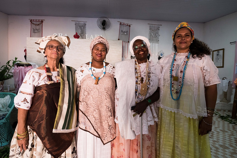 Matriarcas do grupo CRAS do Axé, da esquerda para a direita Iyá Márcia de Oxum, Iyá Jacqueline de Òbá, Iyá Luizinha de Nanã e Iyá Katiuscia de Yemanjá. Foto: Bárbara Dias
