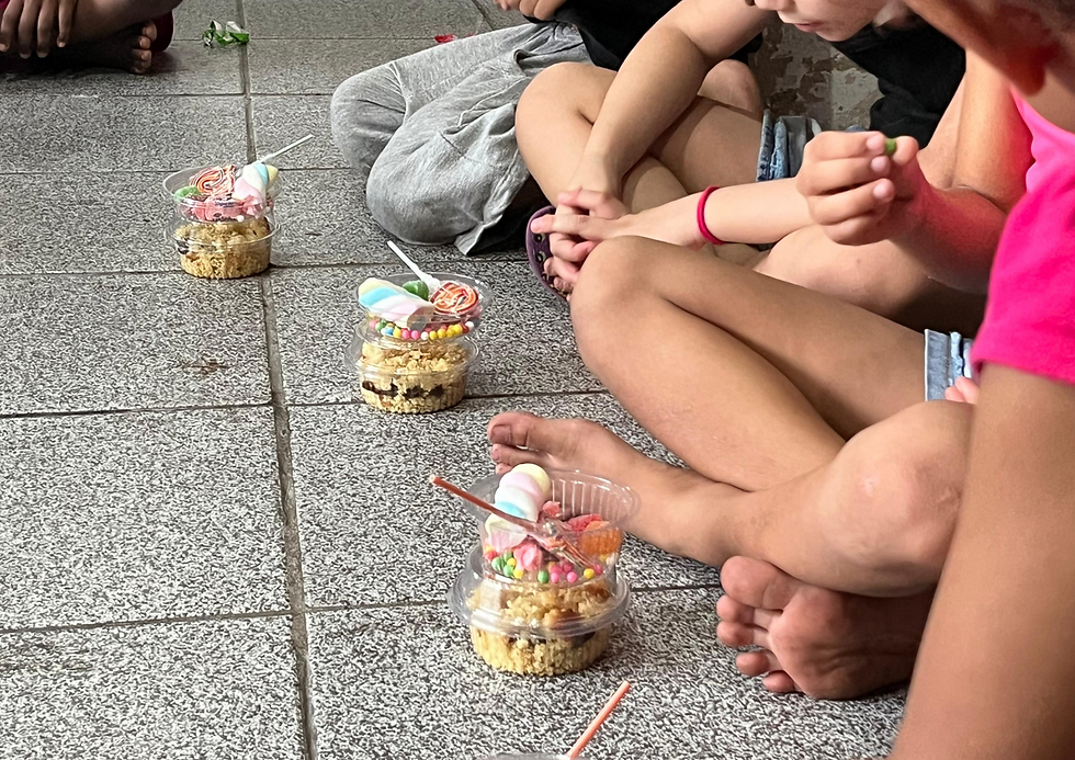 Crianças montando um cupcake e conversando sobre dividir e partilhar o doce com suas famílias | Foto: Lorena Lopes