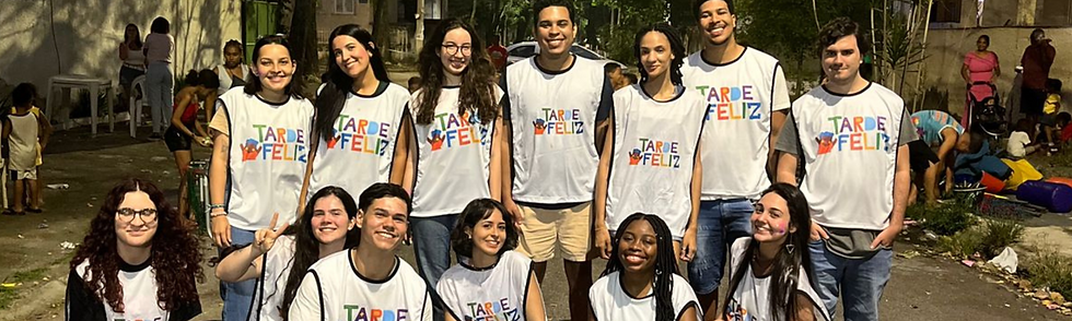 Foto tirada no Evento Anual do Tarde Feliz, em setembro de 2024, com uma parte dos extensionistas do projeto, que entraram através do edital do LABIC 2024.