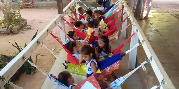Foto de crianças lendo livros em redes (Reprodução/Facebook de Marilei Costa)