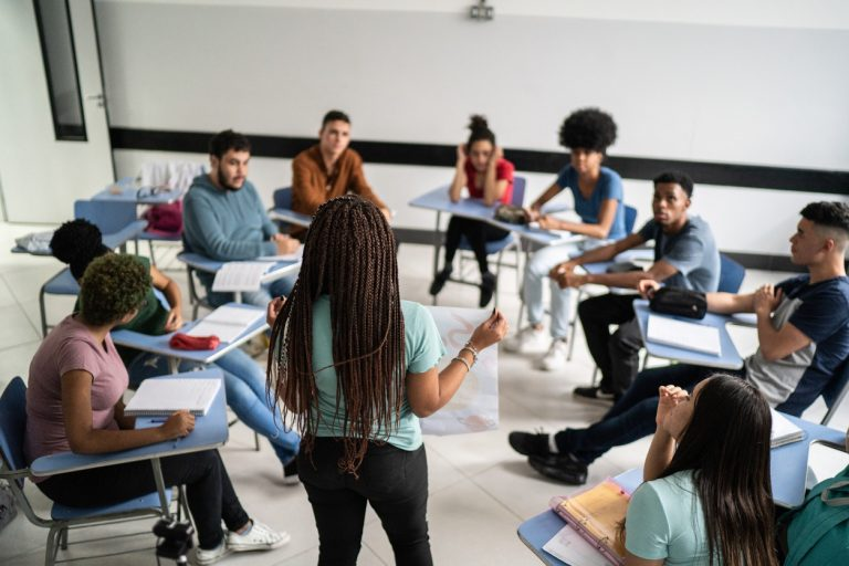 Jovens sentados em uma sala de aula | Foto: iStockphoto