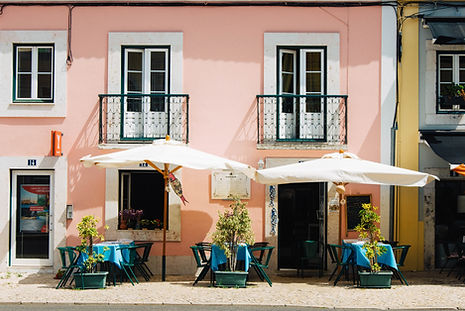 Image d'un bâtiment, chaises bleu.