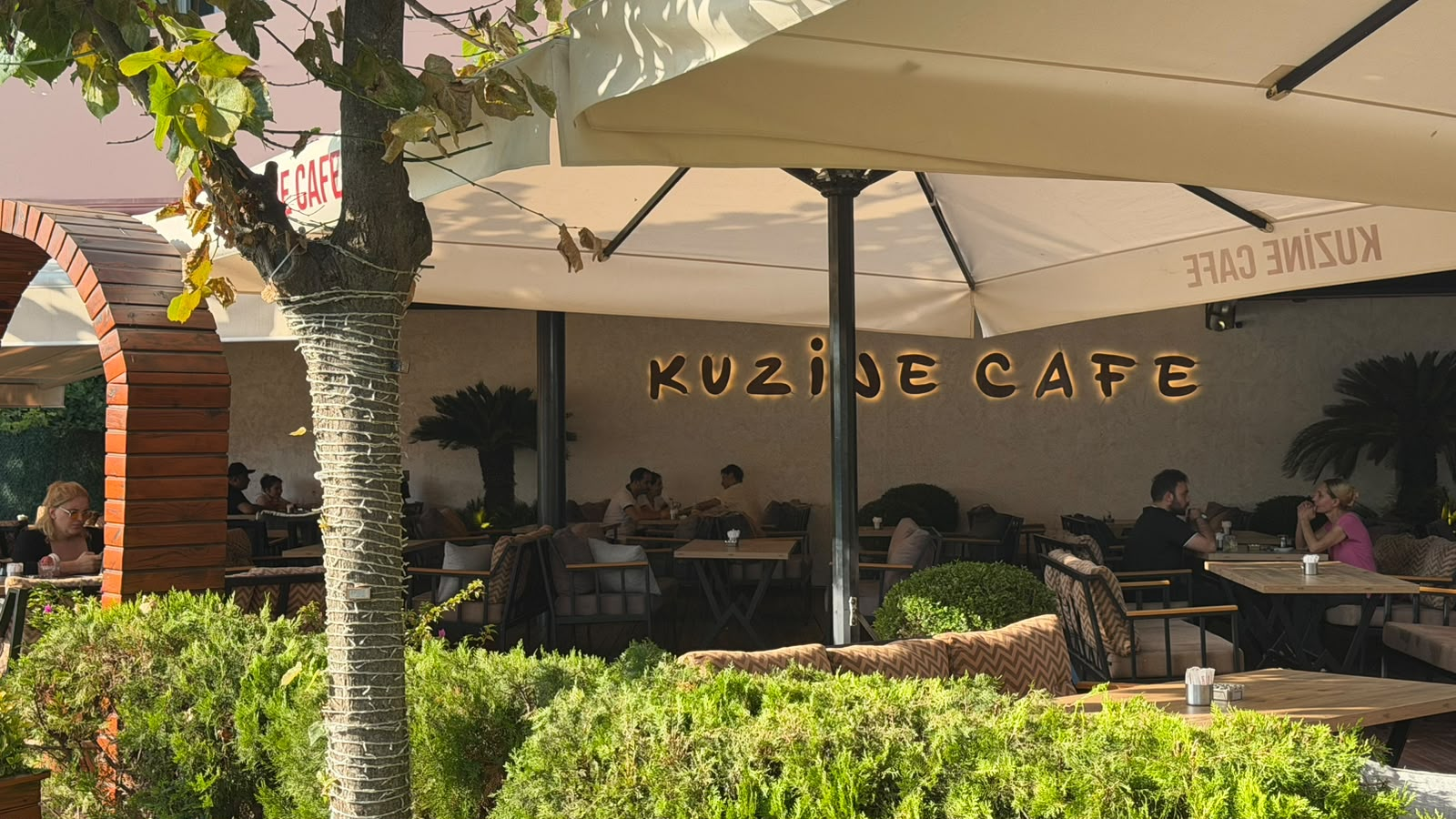 Kuzine Cafe açık alanı