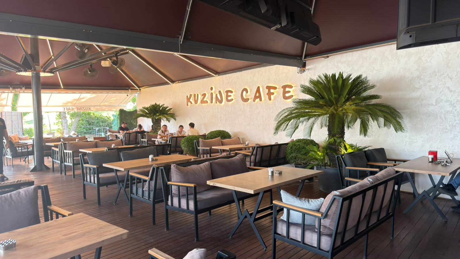 Kuzine Cafe oturma alanı