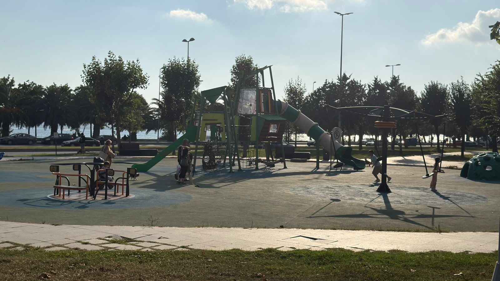 Kuzine Cafe yakınındaki çocuk oyun alanı