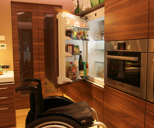 Küche, barrierefrei, Massivholz, Nussbaum, Corian, stein, Planung, Rollstuhl, Rollstuhlgerecht, Berchtesgaden, Schreinerei, Tischlerei, Scheifler, Schmauks, Planung, Interieur 