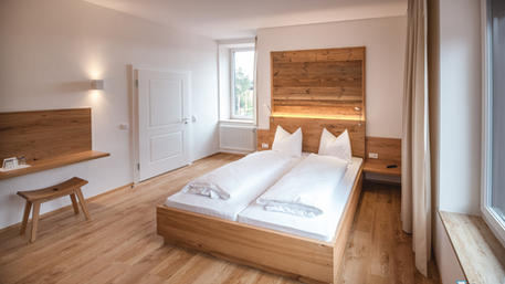 Vötterl, Hotel Vötterl, Großgmain, Österreich, Schreinerei, Martin Scheifler, Sabina Schmauks, Raumkonzept, Planung, Inneneinrichtung, Hoteleinrichtung, Gästezimmer, Badeinrichtung, Raumplanung, Altholz, Massivholz, Jobangebot Schreiner, Stellenausschreibung Schreiner, Schreiner gesucht