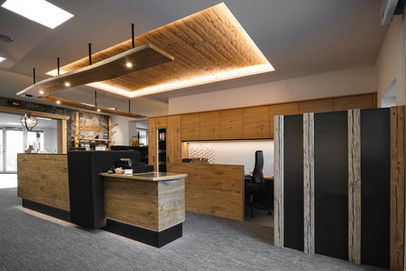 Raumausstatter Schneck, Berchtesgaden, Schreinerei Martin Scheifler, Empfangstresen, Arbeitsplätze, Geschäftsraum, Planung, Interieur, Raumkonzept, Sabina Schmauks, Altholz, Massivholz, Jobangebot Schreiner, Stellenausschreibung Schreiner, Schreiner gesucht, Tischler gesucht