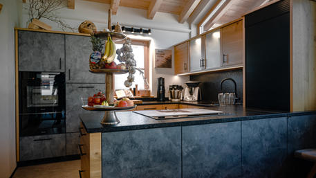 Küche, Altholz, Stein, Miele, Quooker, Inneneinrichtung, Planung, Interior, Schreinerei, Tischlerei, Berchtesgaden, Scheifler, Schmauks, Massivholz, Jobangebot Schreiner, Stellenausschreibung Schreiner, Schreiner gesucht