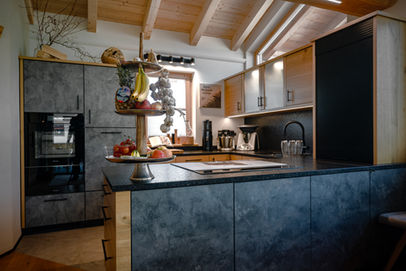 Küche, Altholz, Stein, Miele, Quooker, Inneneinrichtung, Planung, Interior, Schreinerei, Tischlerei, Berchtesgaden, Scheifler, Schmauks, Massivholz, Jobangebot Schreiner, Stellenausschreibung Schreiner, Schreiner gesucht