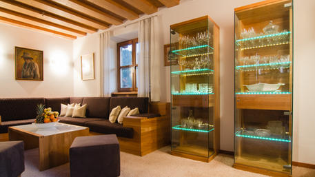 Schreinerei, Martin Scheifler, Berchtesgaden, Sabina Schmauks, privat, Wohnzimmer, TV-Wand, Kirsche gedämpft, Planung, Inneneinrichtung, Raumkonzept, Sitzecke, Couch, Vitrinen, Beleuchtung, Massivholz, Jobangebot Schreiner, Stellenausschreibung Schreiner, Schreiner gesucht