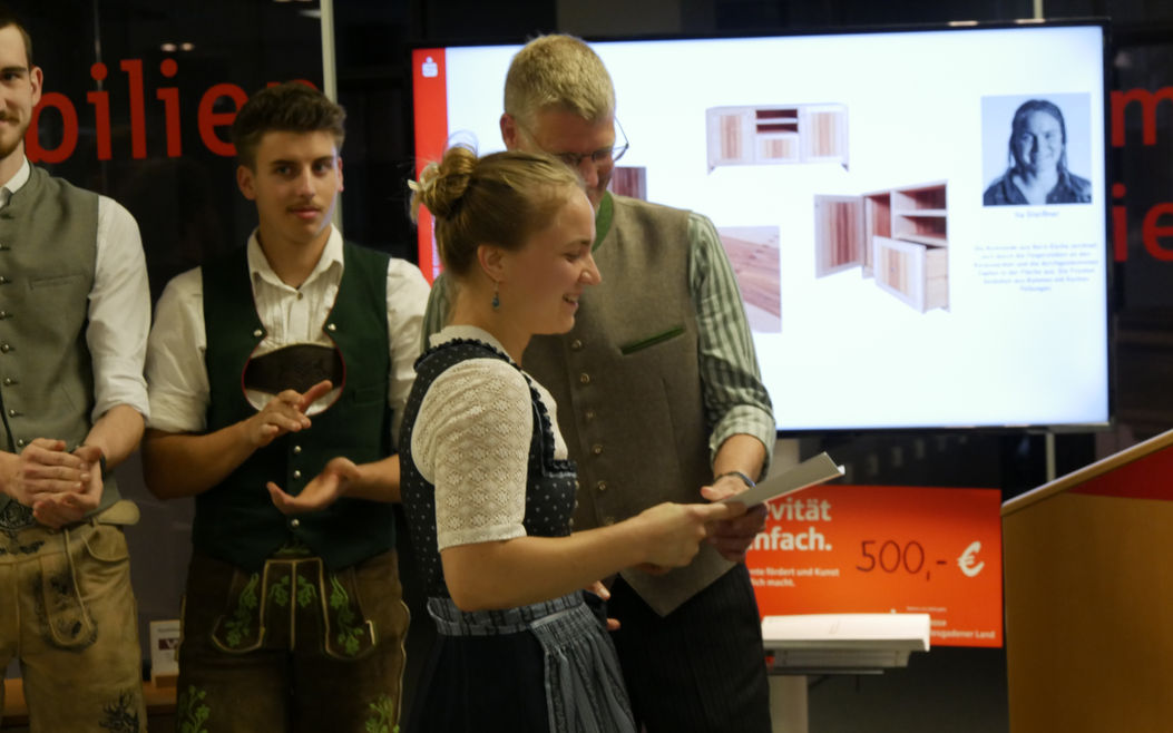 Selina Gleißner, Gesellenstück Schreiner, Berchtesgaden, Schreinerei, Innung, Schreinerei Scheifler, Martin Scheifler, Sparkasse Bad Reichenhall Gesellenstücke, Handwerk, Nachwuchs, Massivholzmöbel