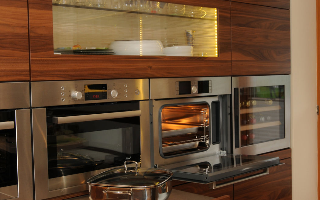 Küche, barrierefrei, Massivholz, Nussbaum, Corian, stein, Planung, Rollstuhl, Rollstuhlgerecht, Berchtesgaden, Schreinerei, Tischlerei, Scheifler, Schmauks, Planung, Interieur 