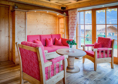 Schreinerei, Martin Scheifler, Berchtesgaden, Sabina Schmauks, privat, Wohnzimmer, ländliches Wohnen, Thermofichte, Kassettendecke, Planung, Inneneinrichtung, Raumkonzept, Sitzecke, Couch, Beleuchtung, Massivholz, Jobangebot Schreiner, Stellenausschreibung Schreiner, Schreiner gesucht