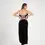 Miniatura: Vestido negro con abertura en el muslo y ribete de plumas