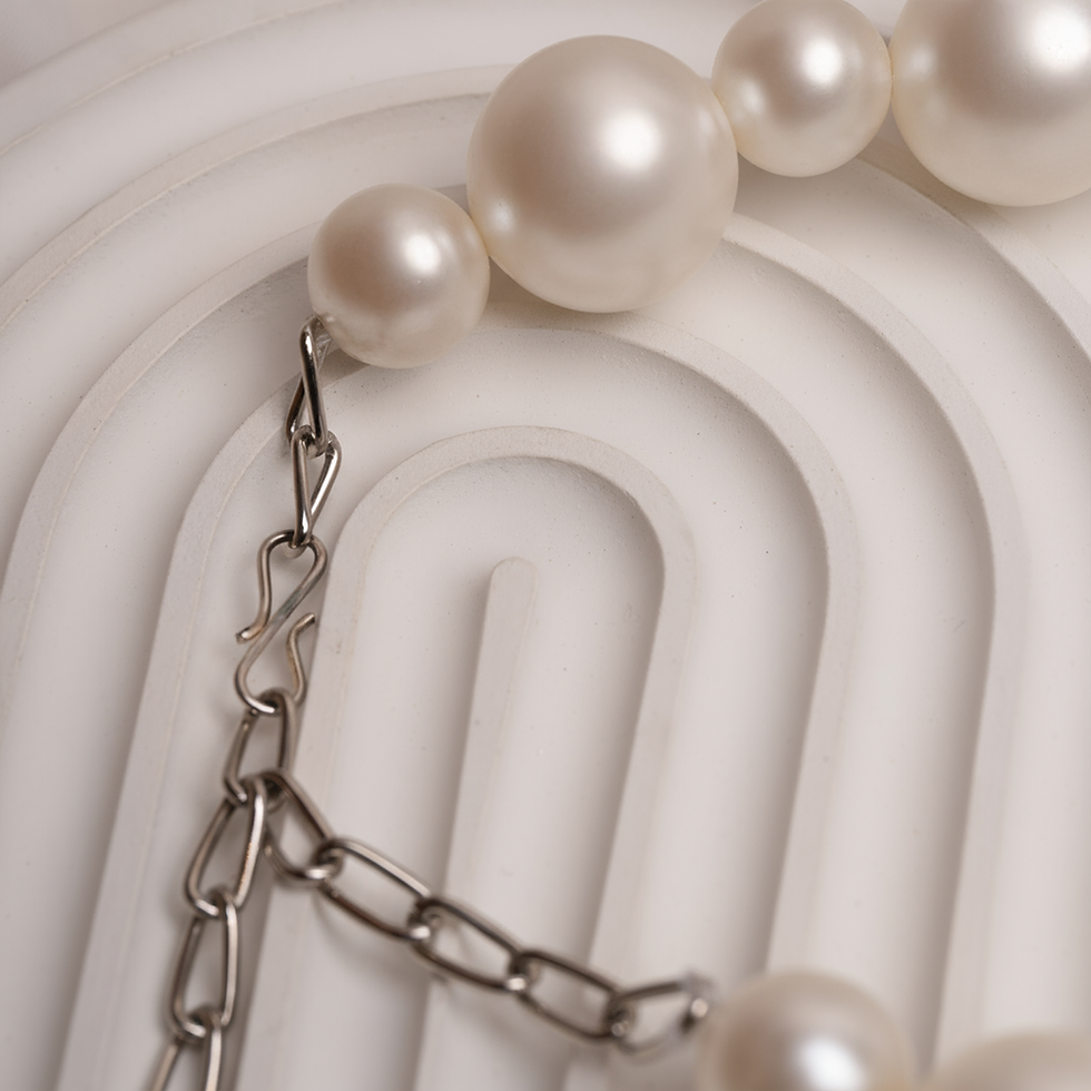 Thumbnail: Elegant Oversized Pearl Necklace