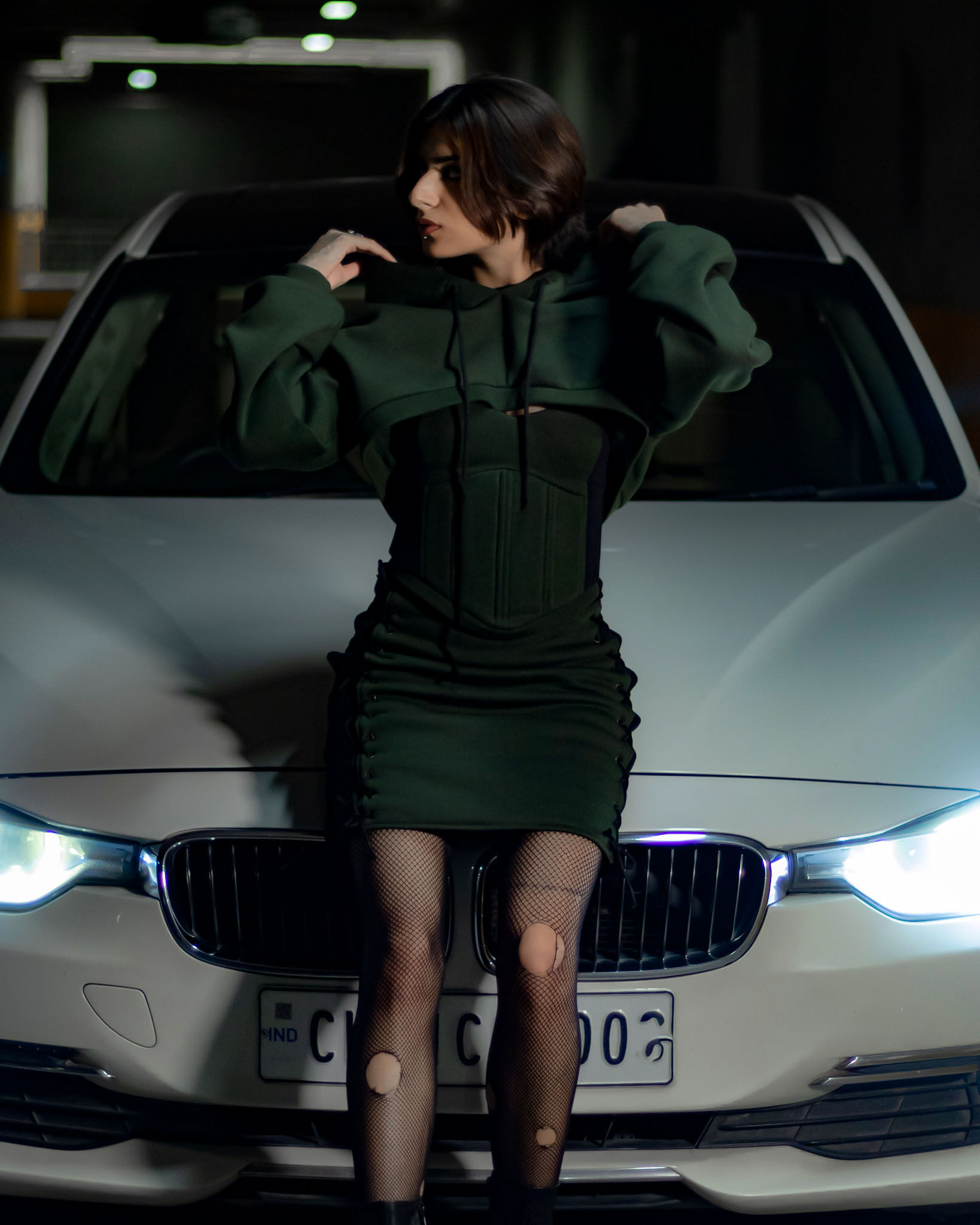 Sudadera corta con capucha verde oliva intenso en forro polar cepillado con corte urbano relajado