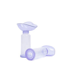 <p class="font_9" style="text-align: justify">Dispositivo diseñado para mejorar el rendimiento de los inhaladores de dosis medida.</p>
<ul class="font_9">
  <li style="text-align: justify"><p class="font_9" style="text-align: justify">Cámara de 750 ml (Adulto) y de 250 ml (Pediátrica).</p></li>
  <li style="text-align: justify"><p class="font_9" style="text-align: justify">Válvula de una sola vía, que mantiene la nube del aerosol.</p></li>
  <li style="text-align: justify"><p class="font_9" style="text-align: justify">Máscara suave y ergonómica.</p></li>
  <li style="text-align: justify"><p class="font_9" style="text-align: justify">Fabricado en pvc grado médico, polipropileno y caucho.</p></li>
</ul>