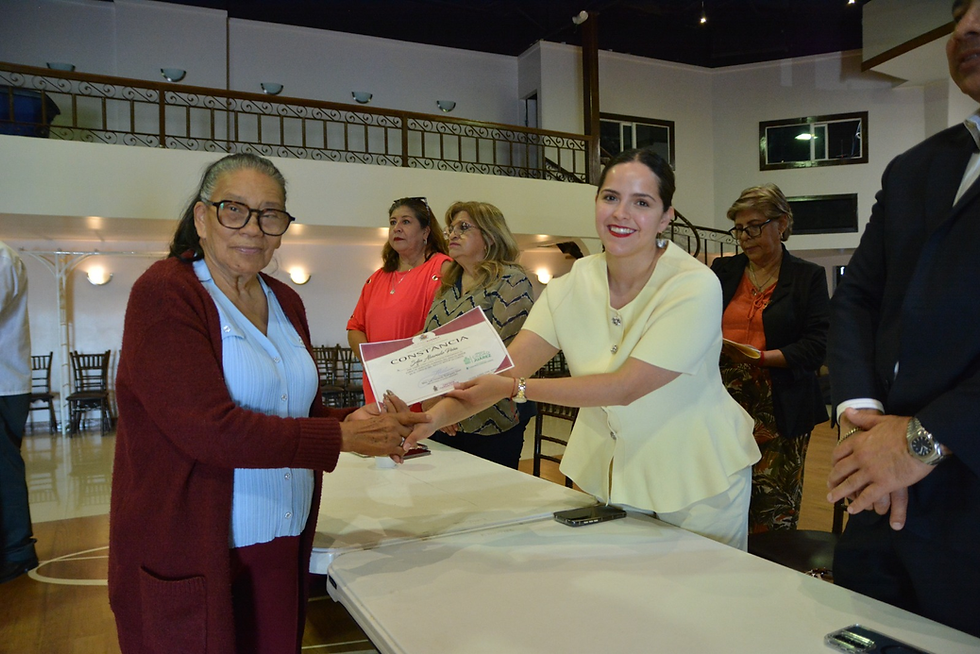 Entregan constancias a 256 personas mayores que concluyeron taller de derechos humanos