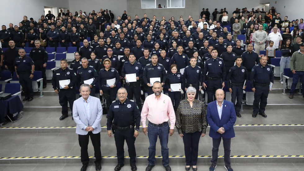 Reconoce alcalde a policías por su desempeño y años de servicio