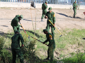 Realizan labores de limpieza en Parque Central con apoyo de Sedena.