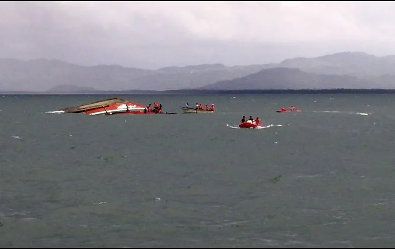 Naufragio de barco en lago entre Tanzania y Congo deja al menos 41 muertos.