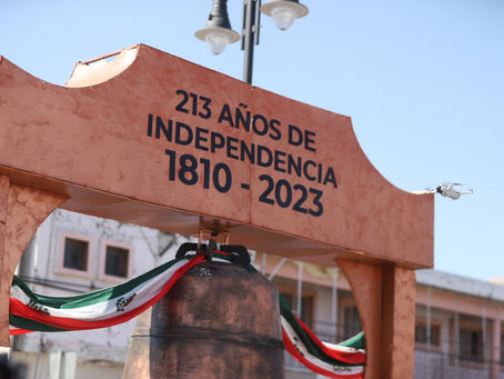 Disfrutan personas el Desfile Cívico Militar por el 213 aniversario de la Independencia de México.