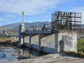 Abren compuertas de la Acequia Madre para el riego de cultivos en el Valle de Juárez.