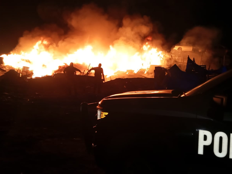Policías Municipales resguardan a animales de una granja durante incendio.