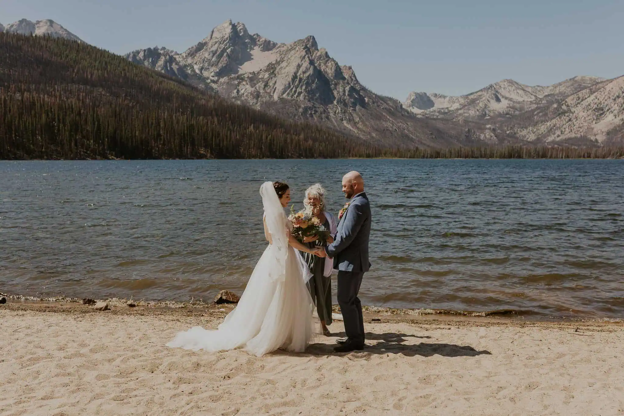 sunny elopement ceremony at stanley lake