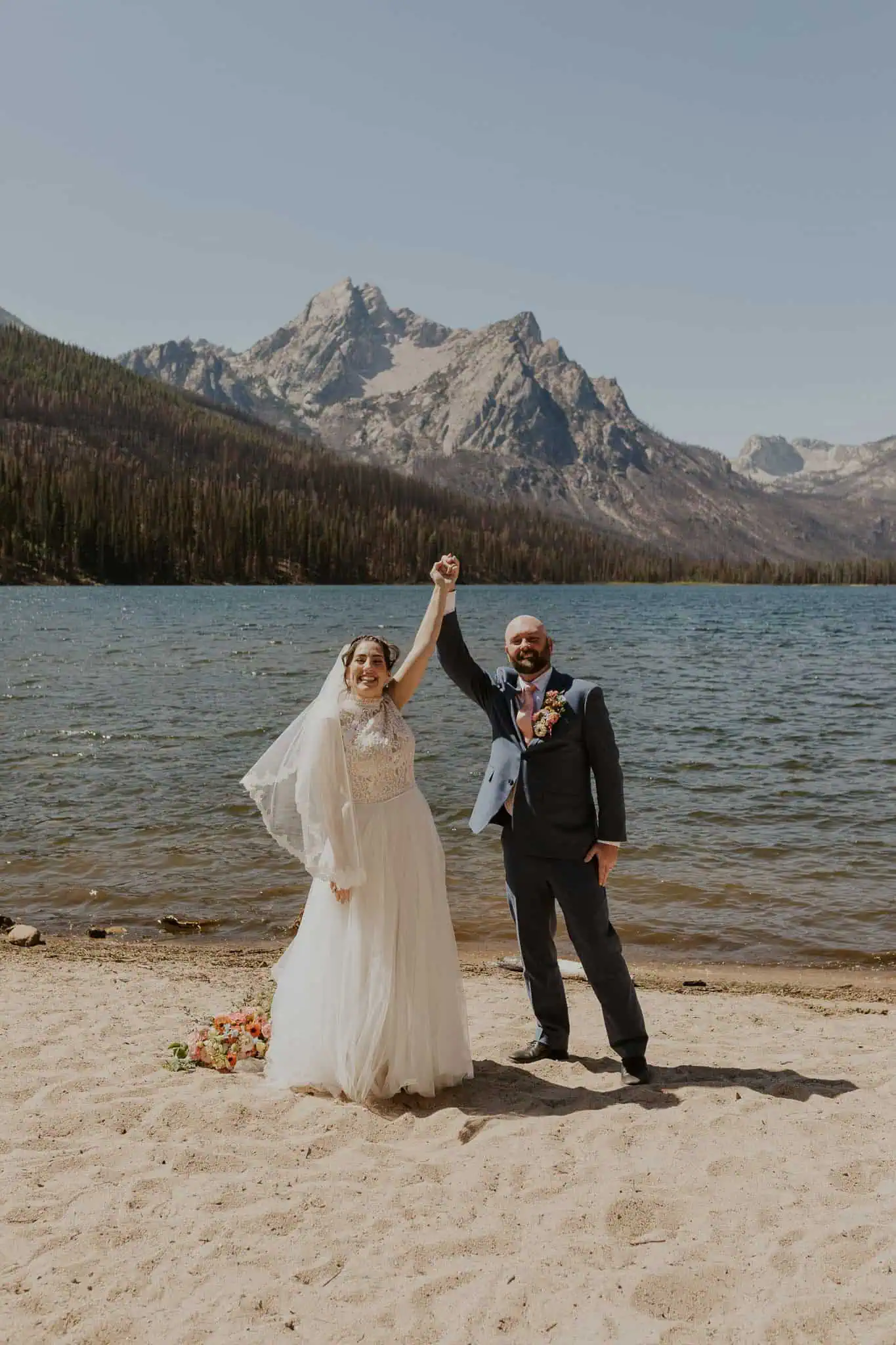 sunny elopement ceremony at stanley lake