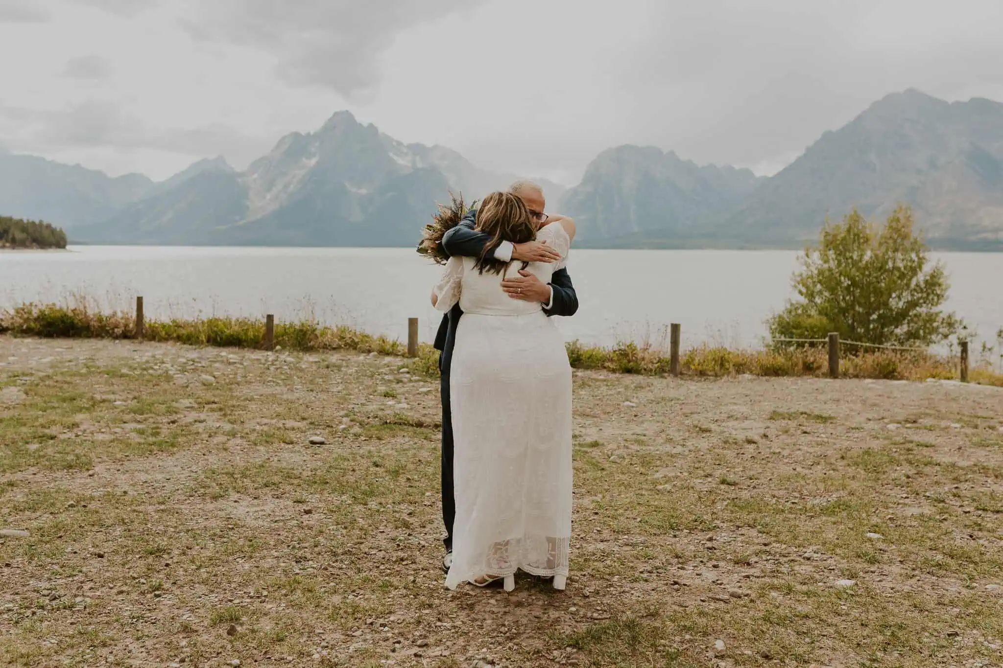 bride's first look with dad 