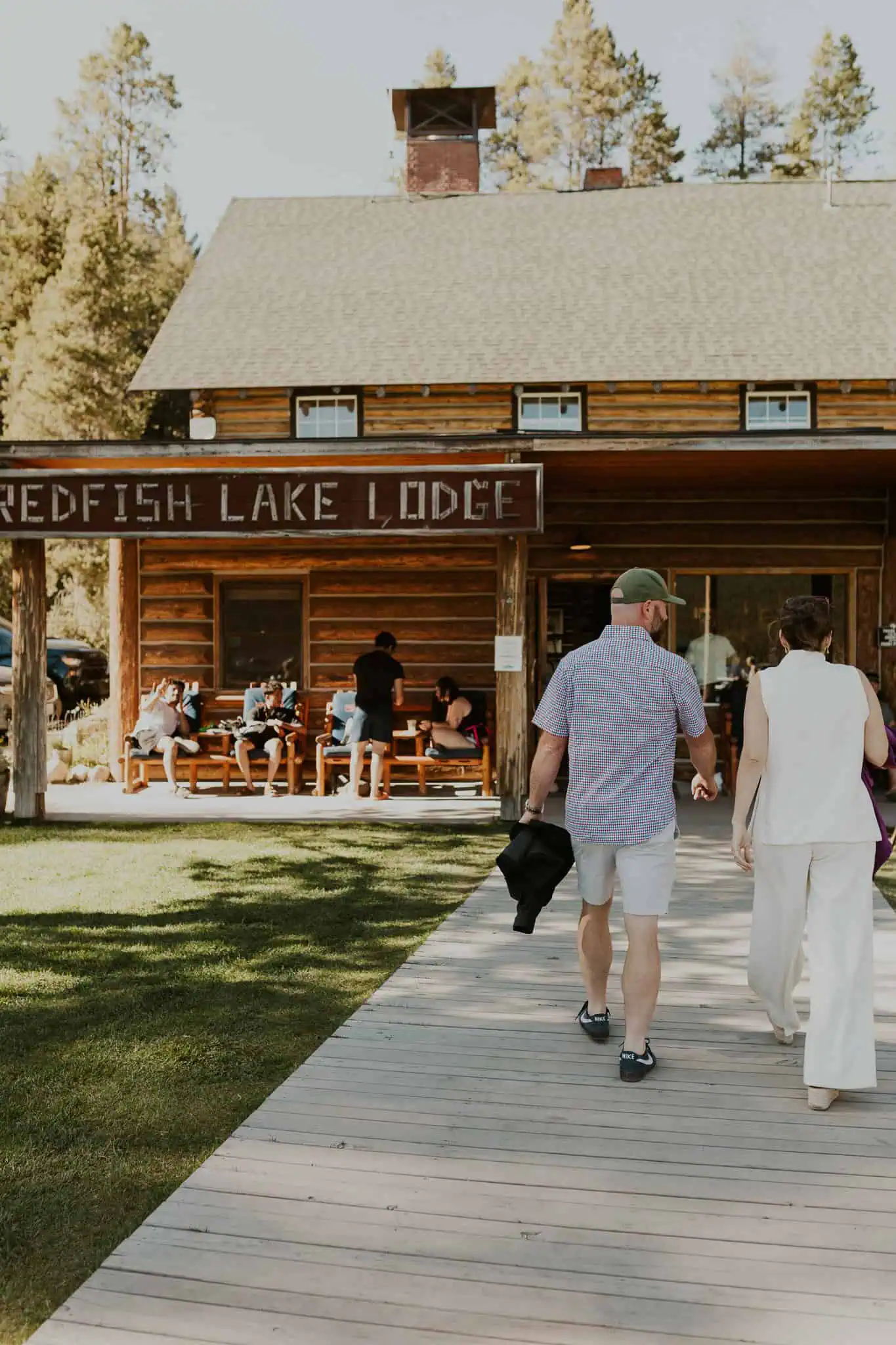 couple walking into redfish lake lodge