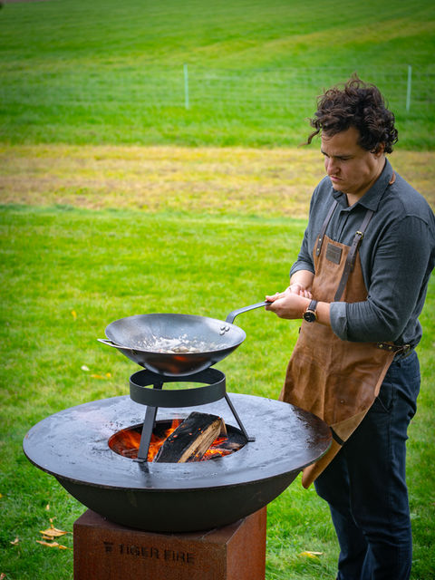 Wok set van Tiger Fire in gebruik op een barbecue van Tiger Fire. Een Belgisch barbecue merk.
