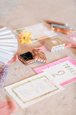 Boîte à bijoux ouverte, alliances, arrière-plan de mariage avec le numéro deux sur la table.