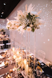Centre de table floral blanc et transparent, réception luxueuse, WEDDING DESIGNER