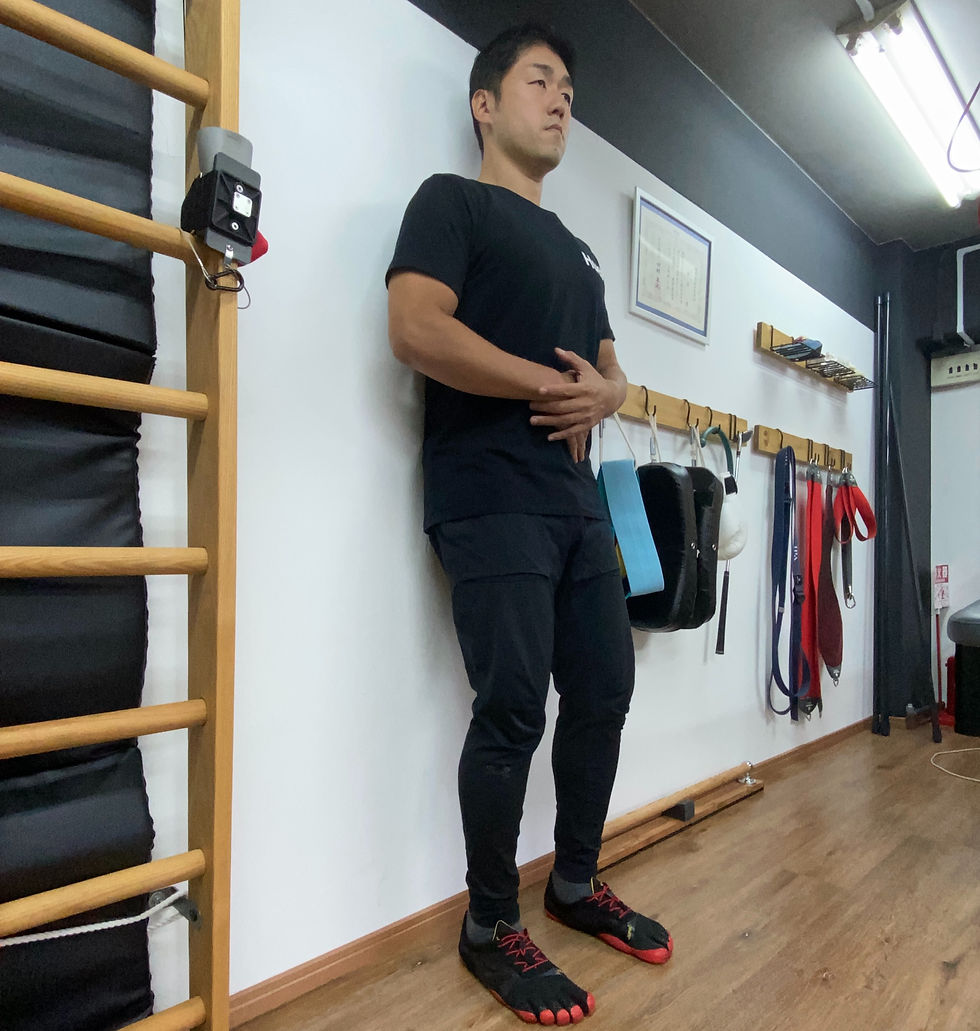 反り腰チェック。これができなければかなりひどい反り腰です。腰痛やぎっくり腰の引き金になります。ストレッチとエクササイズで改善しましょう