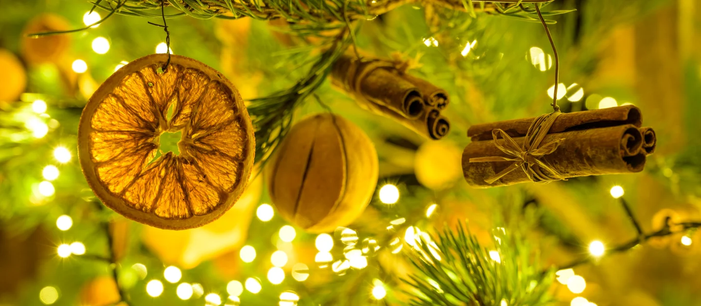 christmas-tree-natural-ornaments-ham-house-and-garden-surrey-1607751.webp