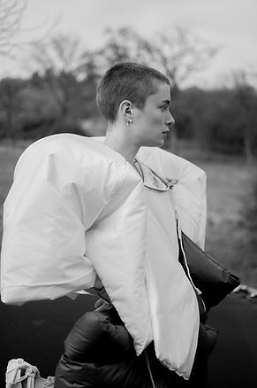 Model mit kurzen Haaren in einem Oberteil, das an einen Raumanzug erinnert