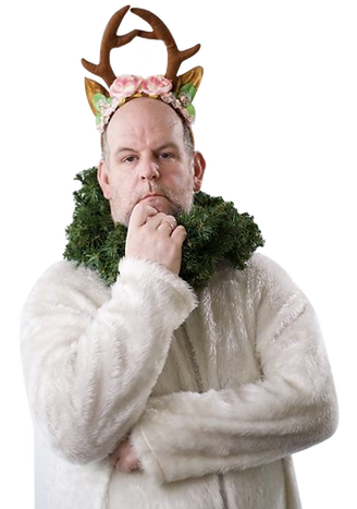 Mann mit Rentierkostüm posierend