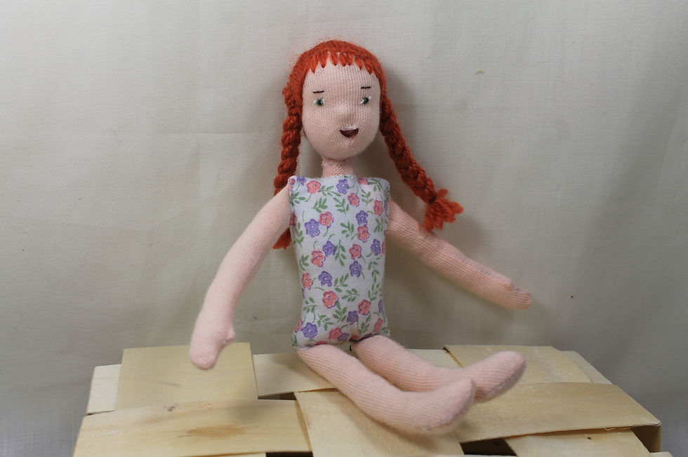 Miniature : Poupée de chiffon rousse avec ses vêtements et son panier.