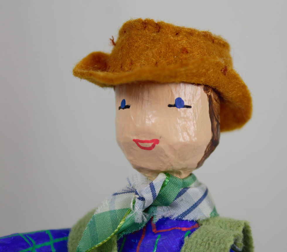 Miniature : Sculpture décorative pour enfant, le petit cowboy en papier mâché.