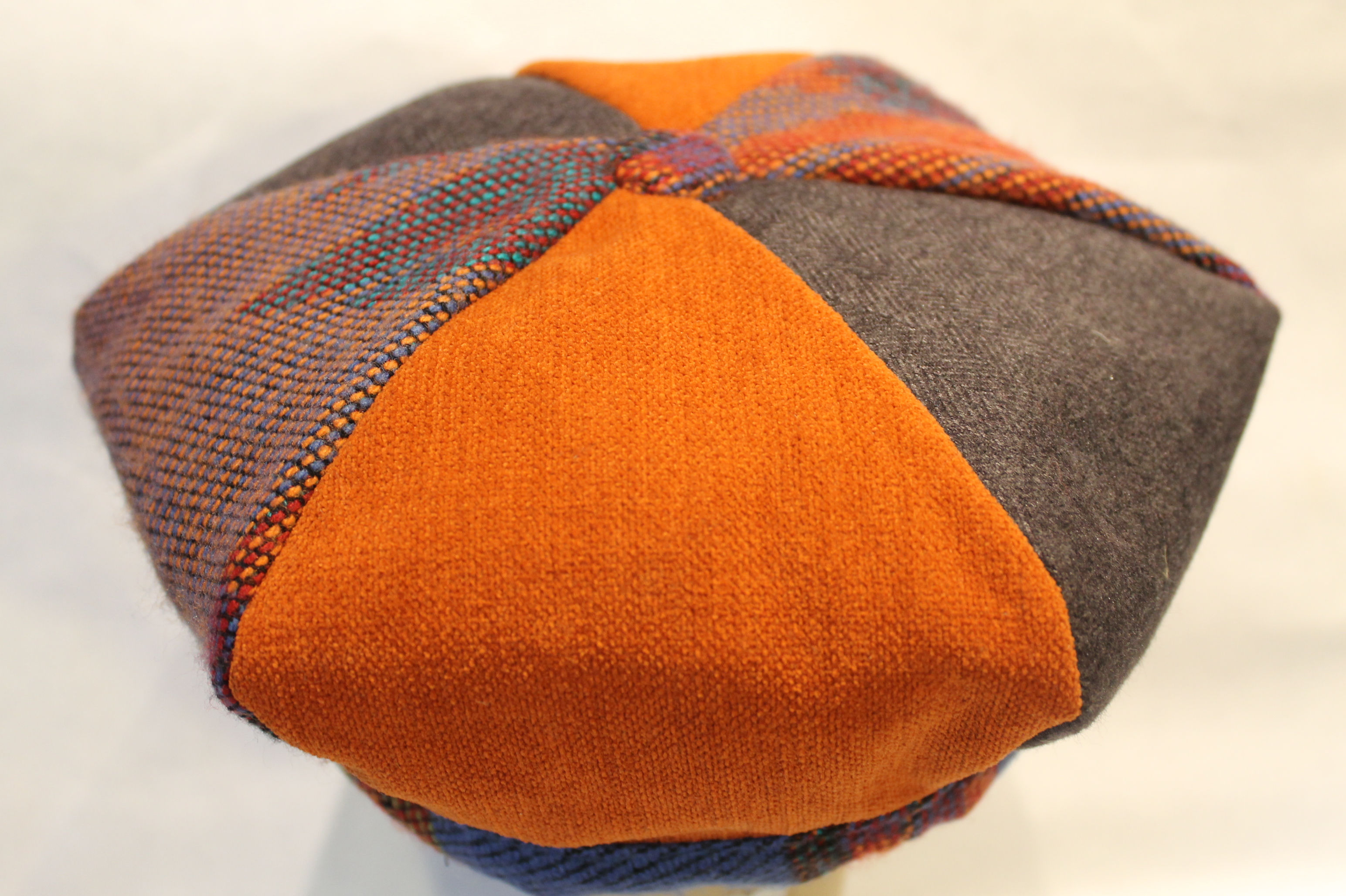 Béret gavroche orange, violine et jacquard.