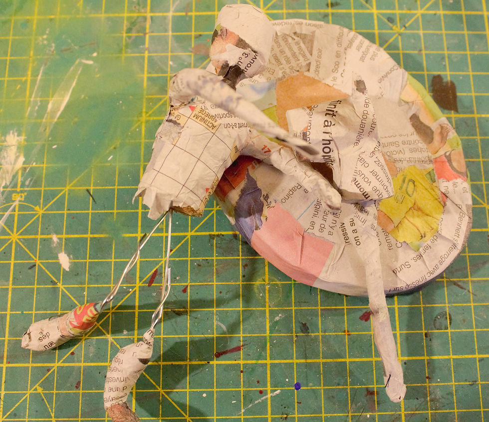 Miniature : Sculpture décorative pour enfant, le petit cowboy en papier mâché.