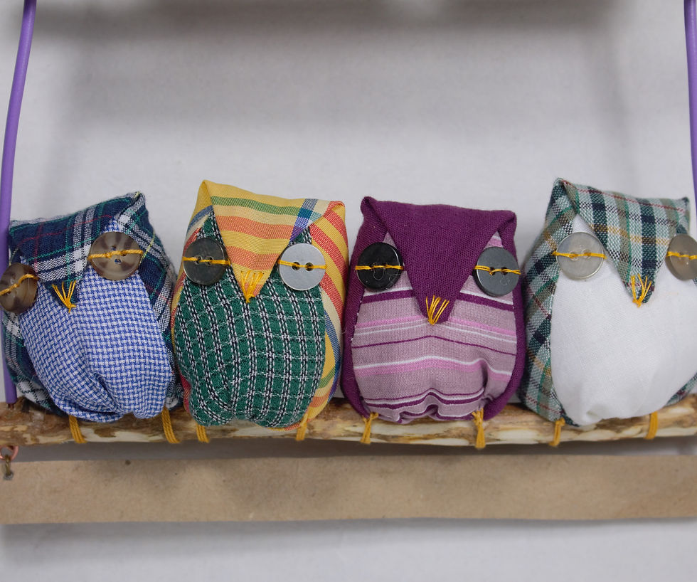 Miniature : 6 petites chouettes en tissus perchées sur leurs branches. Cadeau personnalisabl