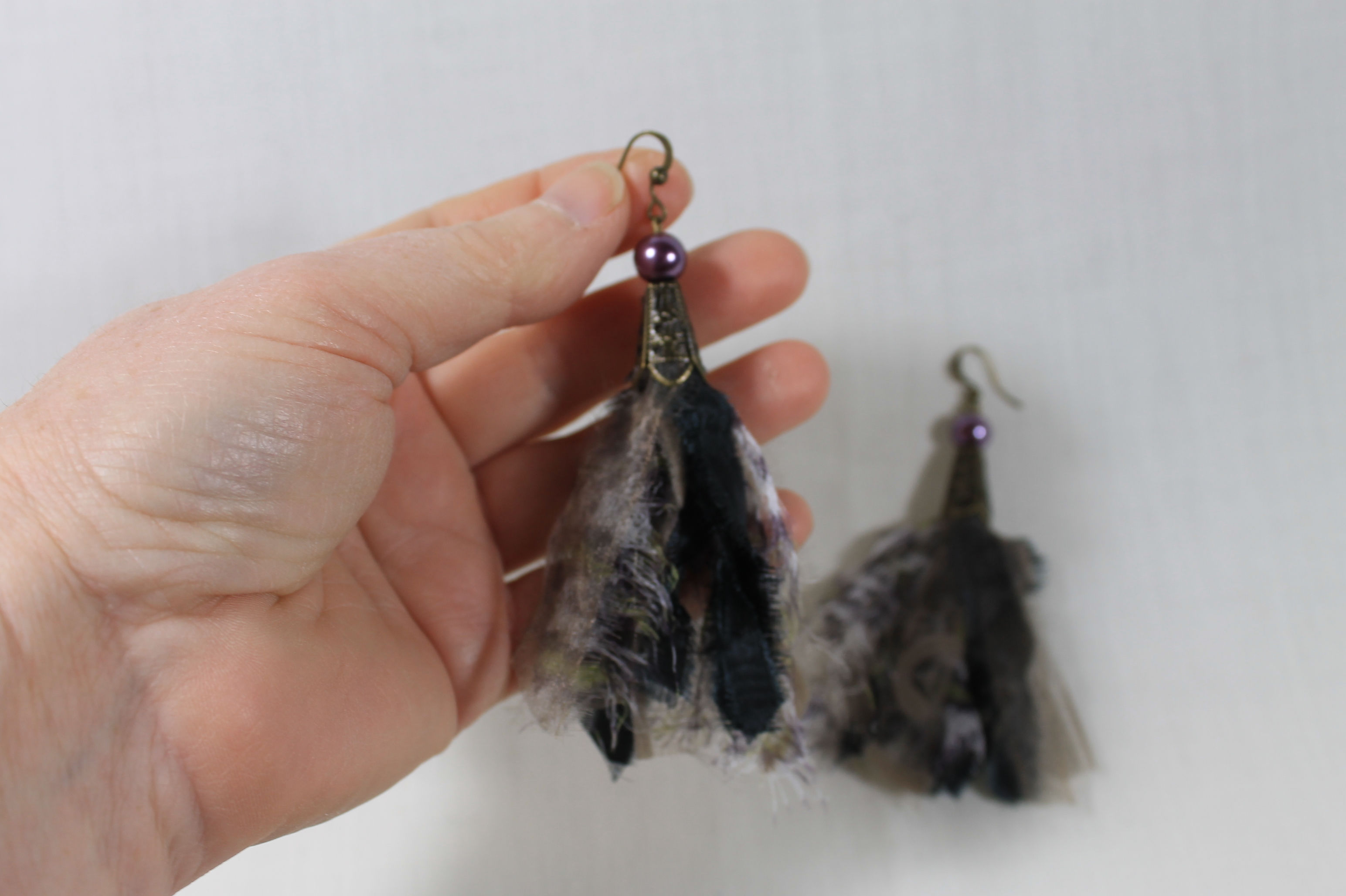 Boucles d'oreilles style gipsy bohème beiges et grises.